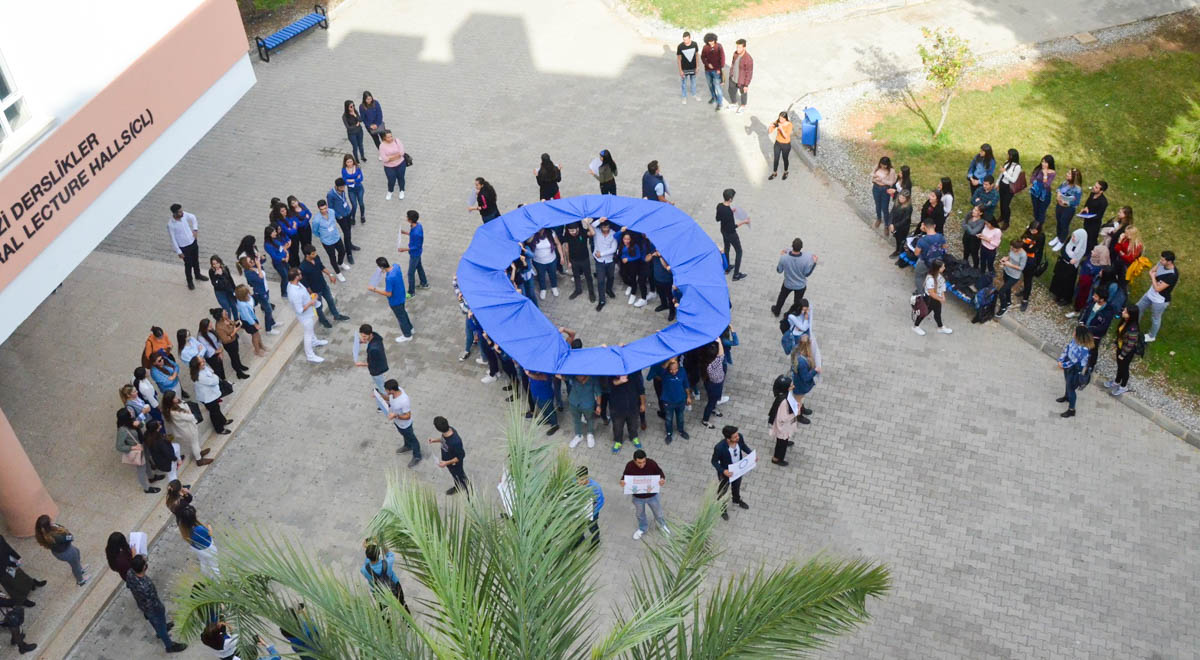 DAÜ Atatürk Meydanı’nda Mavi Halka Oluşturuldu