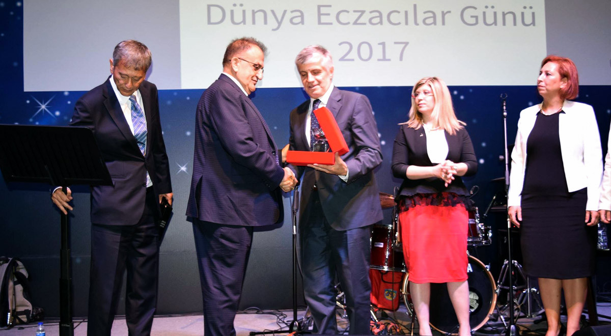 DAÜ Eczacılık Fakültesi Dekanı Prof. Dr. Şahin'e Yaşam Boyu Onur Ödülü