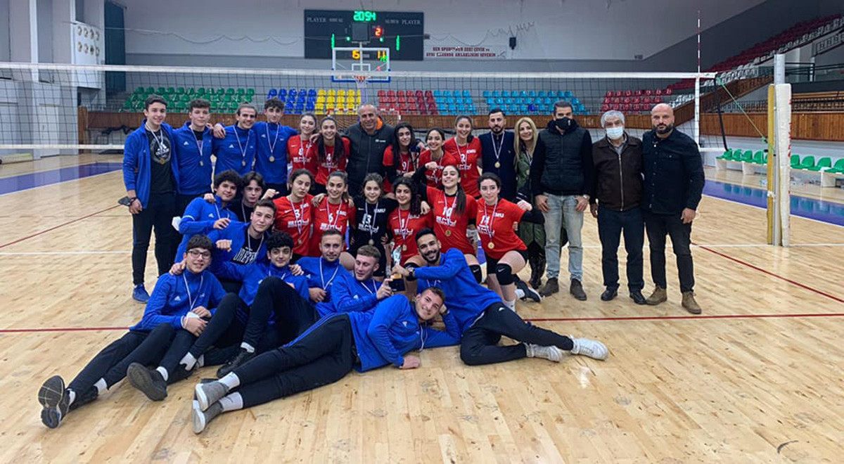 DAÜ Voleybol Takımları Şampiyonluk Kupalarını Topladı