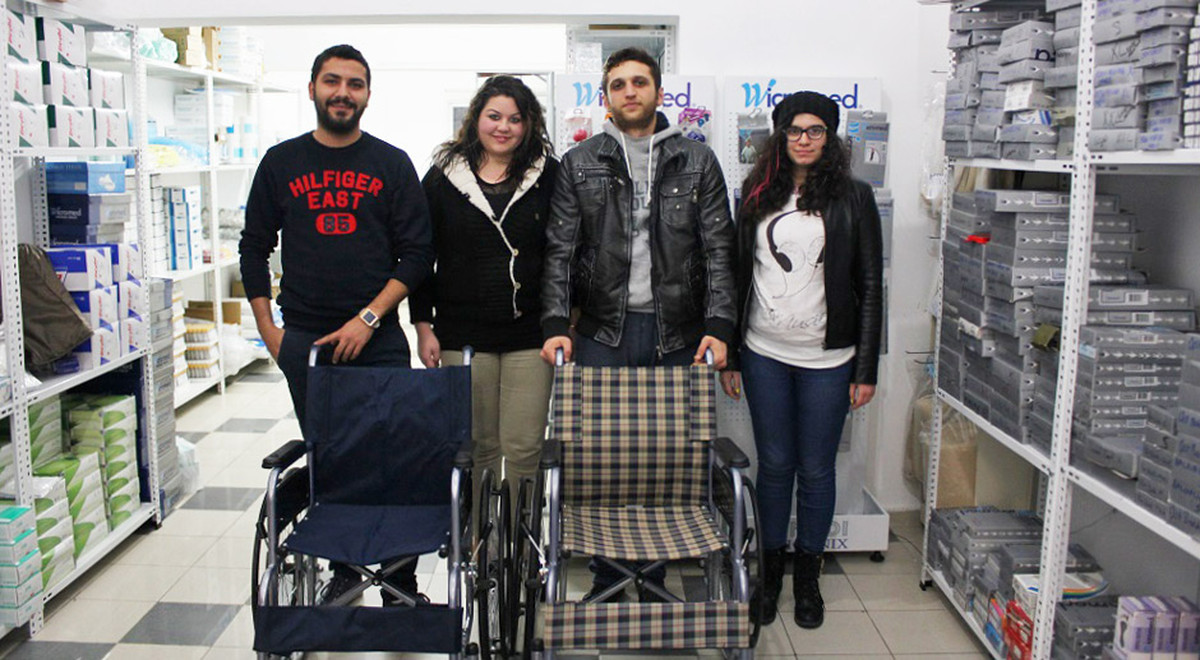 DAÜ’lü Öğrenciler Tekerlekli Sandalye Bağışında Bulundular